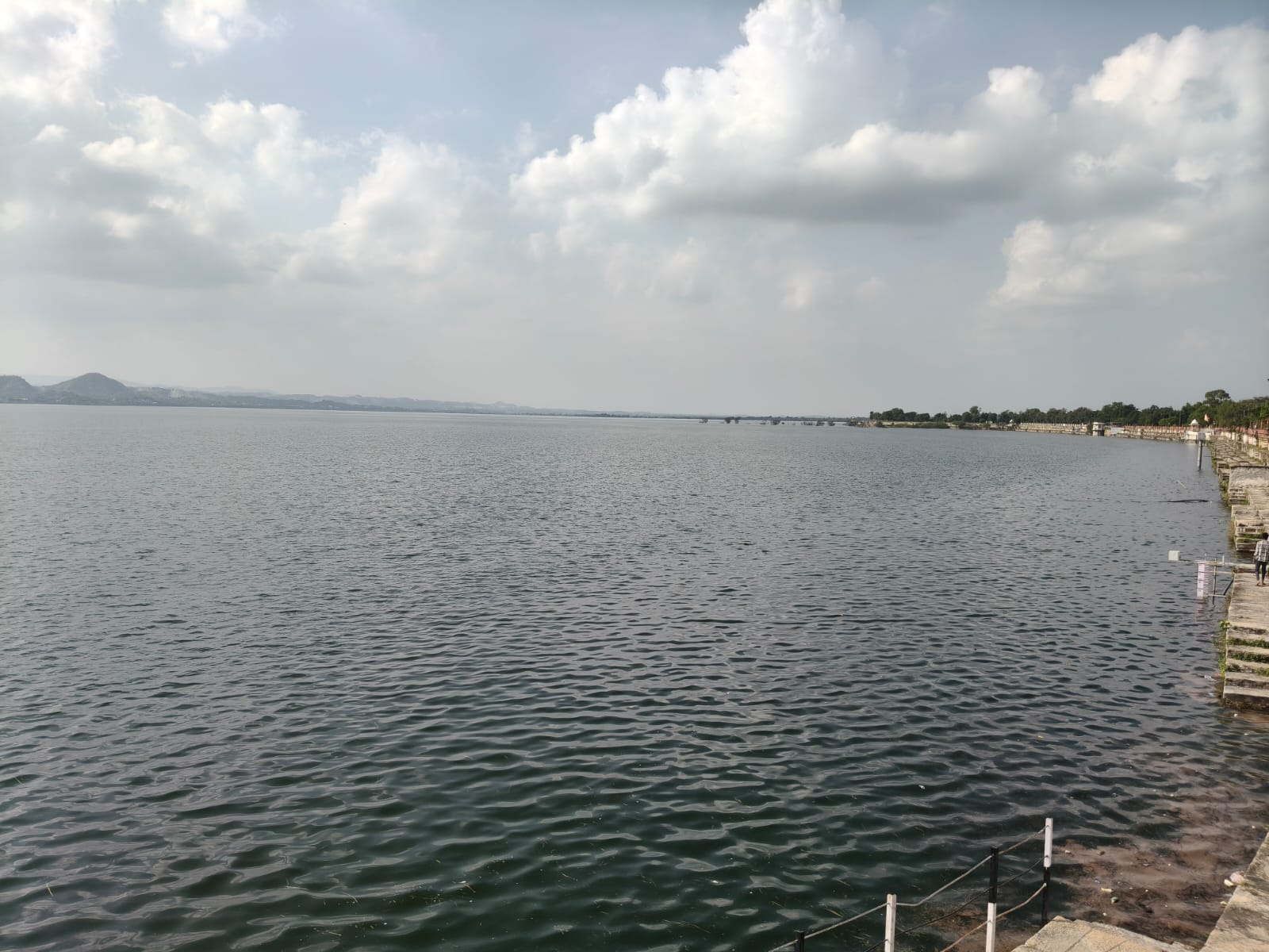 राजसमंद झील का दूसरा छोर जो द्वारिकाधीश मंदिर की ओर है। झील की एरिगेशन पाल से झील का नजारा।