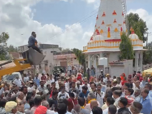 इस कार्यक्रम में शामिल होने आए मेहमानों पर जेसीबी से फूलों की बारिश कर स्वागत किया गया।