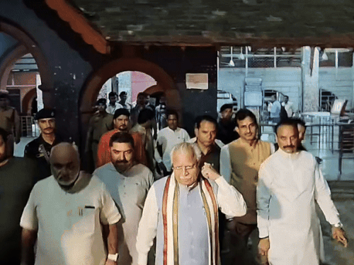 रेलवे स्टेशन से बाहर निकालते केंद्रीय मंत्री मनोहर लाल।