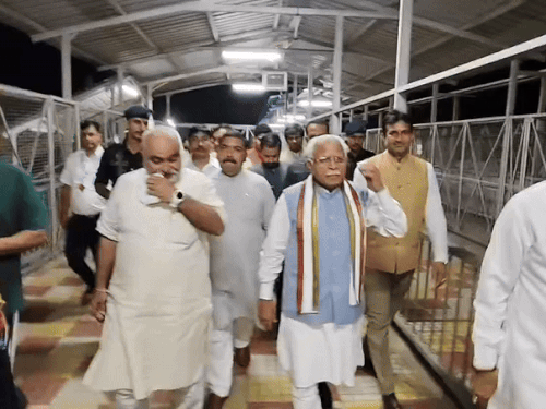 ट्रेन से उतरने के बाद ट्रैक के पास से बाहर आते केंद्रीय मंत्री।