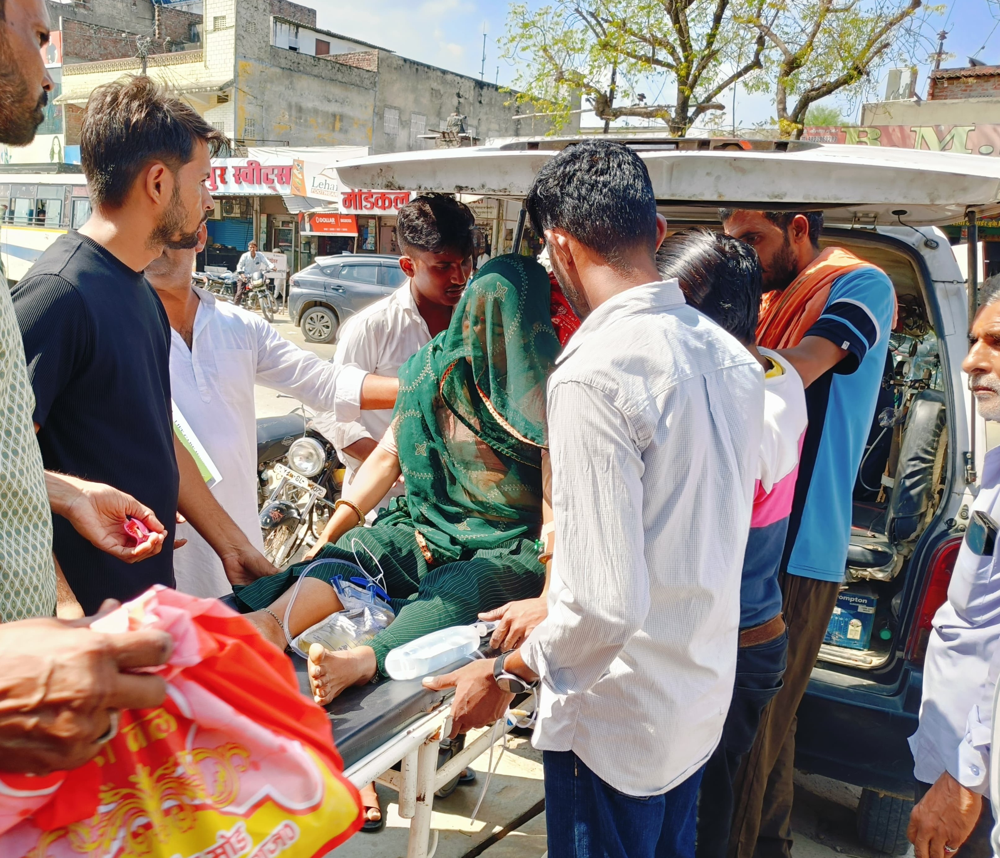 महिला को गंभीर हालत में जयपुर के एसएमएस अस्पताल में रेफर कर दिया गया।