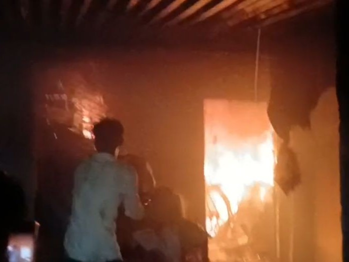 धनबाद के आलू-प्याज गोदाम में लगी आग:  दमकल की गाड़ियां संकरी गलियों में फंसी, पटाखे से आग लगने की आशंका, जांच में जुटी टीम – Dhanbad News