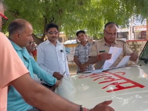 हॉस्पिटल की मॉर्च्युरी के बाहर कागजी कार्रवाई करते हुए पुलिस।