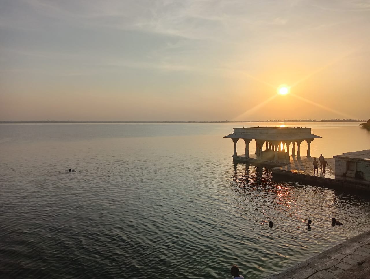 पानी की आवक होने के बाद राजसमंद झील की नौ चौकी पाल का नजारा।