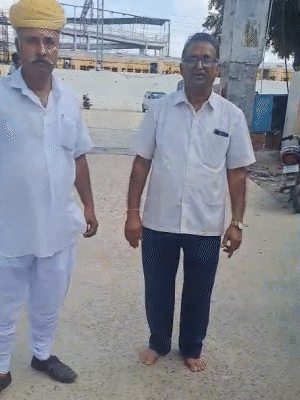 ये राम सिंह है (सफेद शर्ट में)। तीन महीने पहले इस ट्रेन को चलवाने के लिए जूते-चप्पल पहनना छोड़ दिया था।