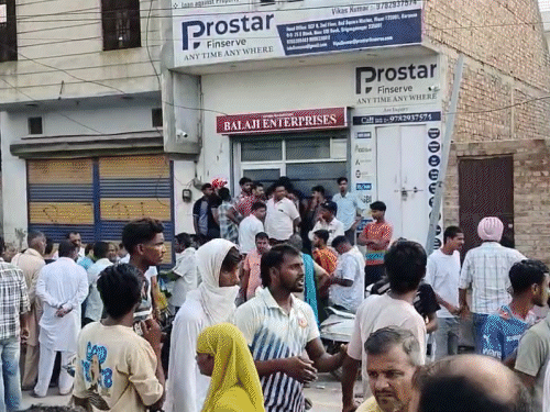 घटना के बाद मौके पर जुटी भीड़।