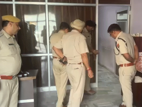 घटना स्थल का मौका मुआयना करता पुलिस प्रशासन।