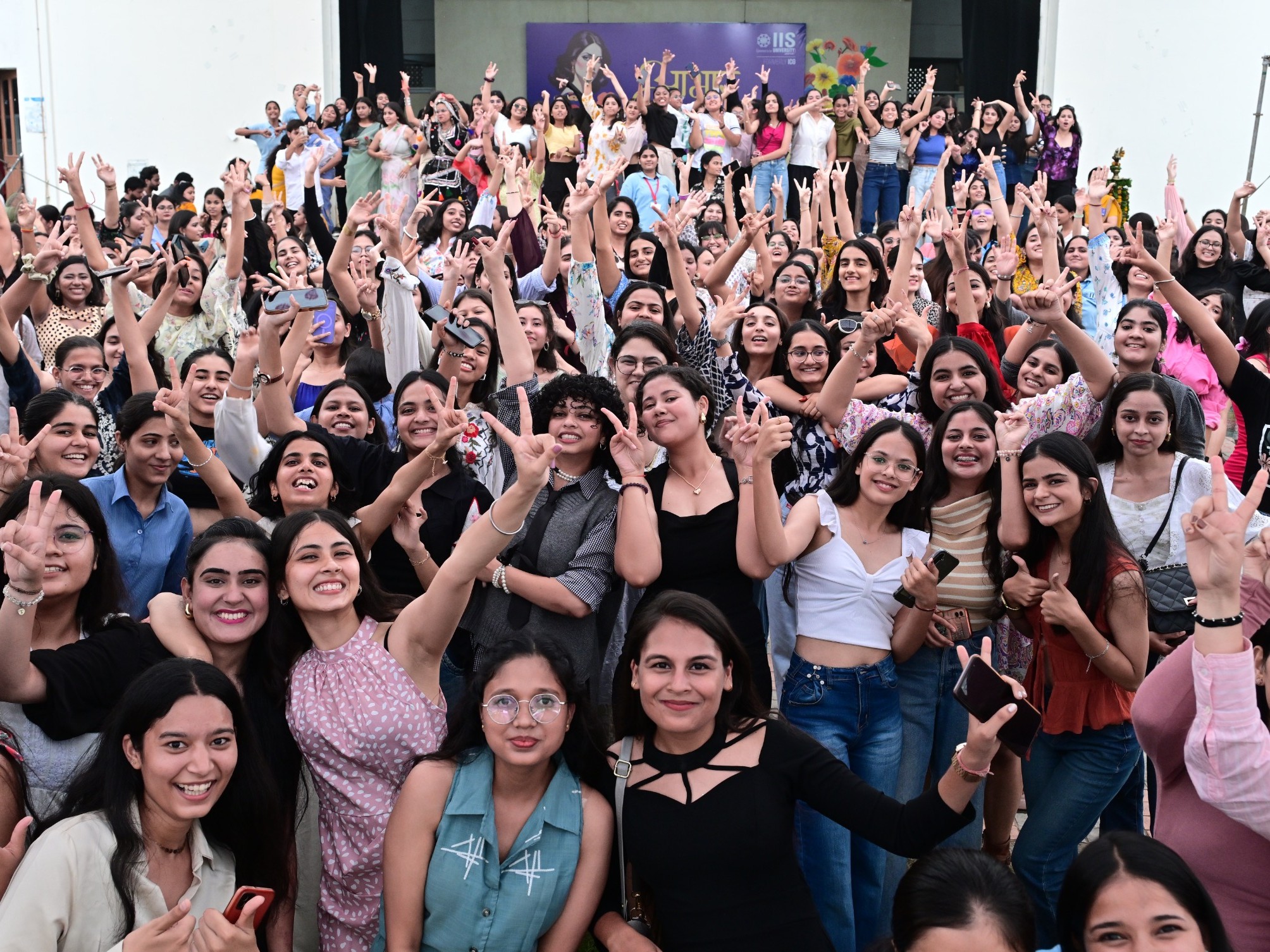 कार्यक्रम में छात्राओं का जोश हाई नजर आया।