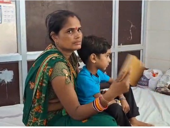 बच्चों और शिशु रोग वार्ड में बेड पूरी तरह भरे हुए।
