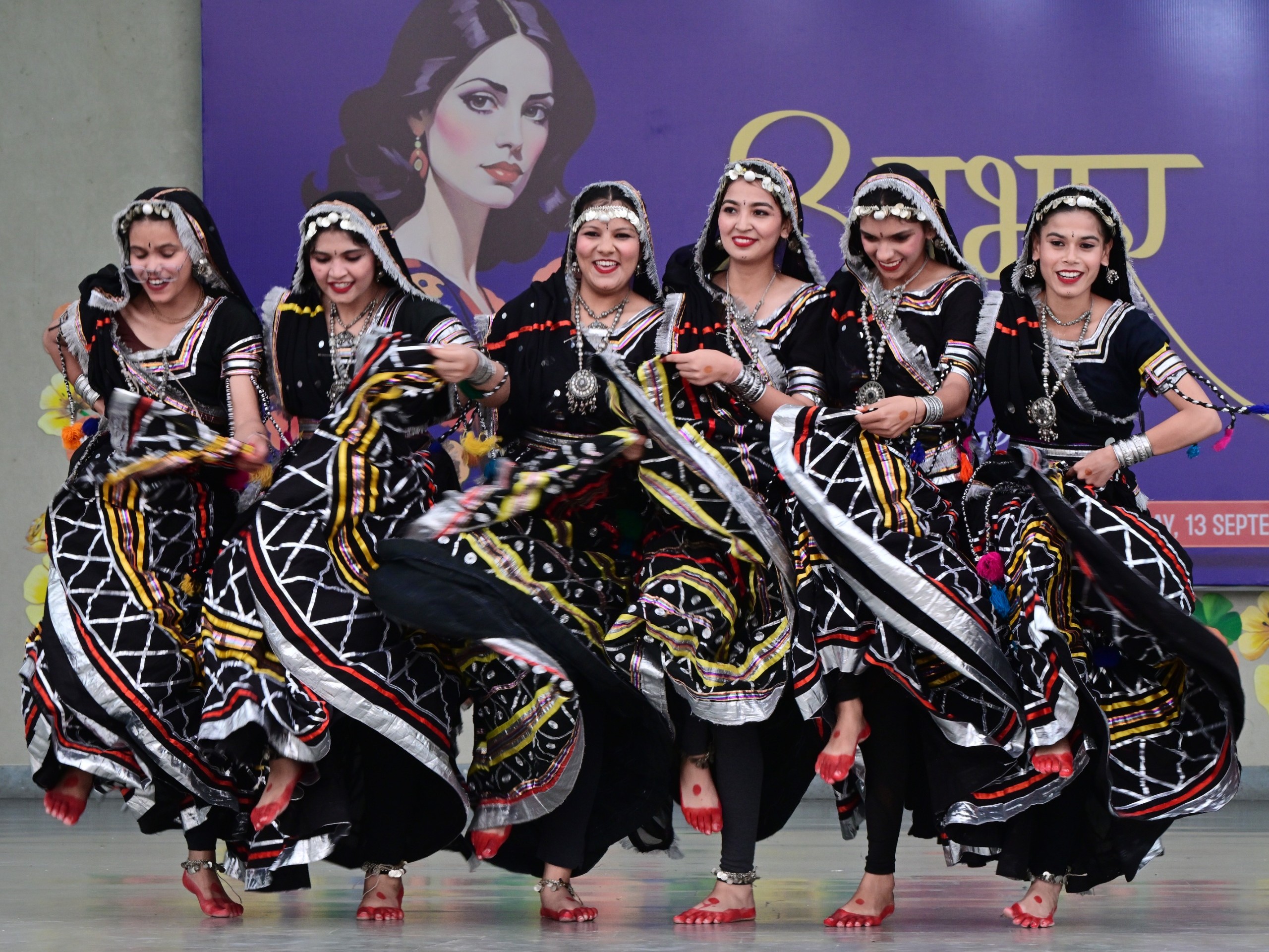 छात्राओं ने कालबेलिया नृत्य कर सभी का मन मोह लिया।