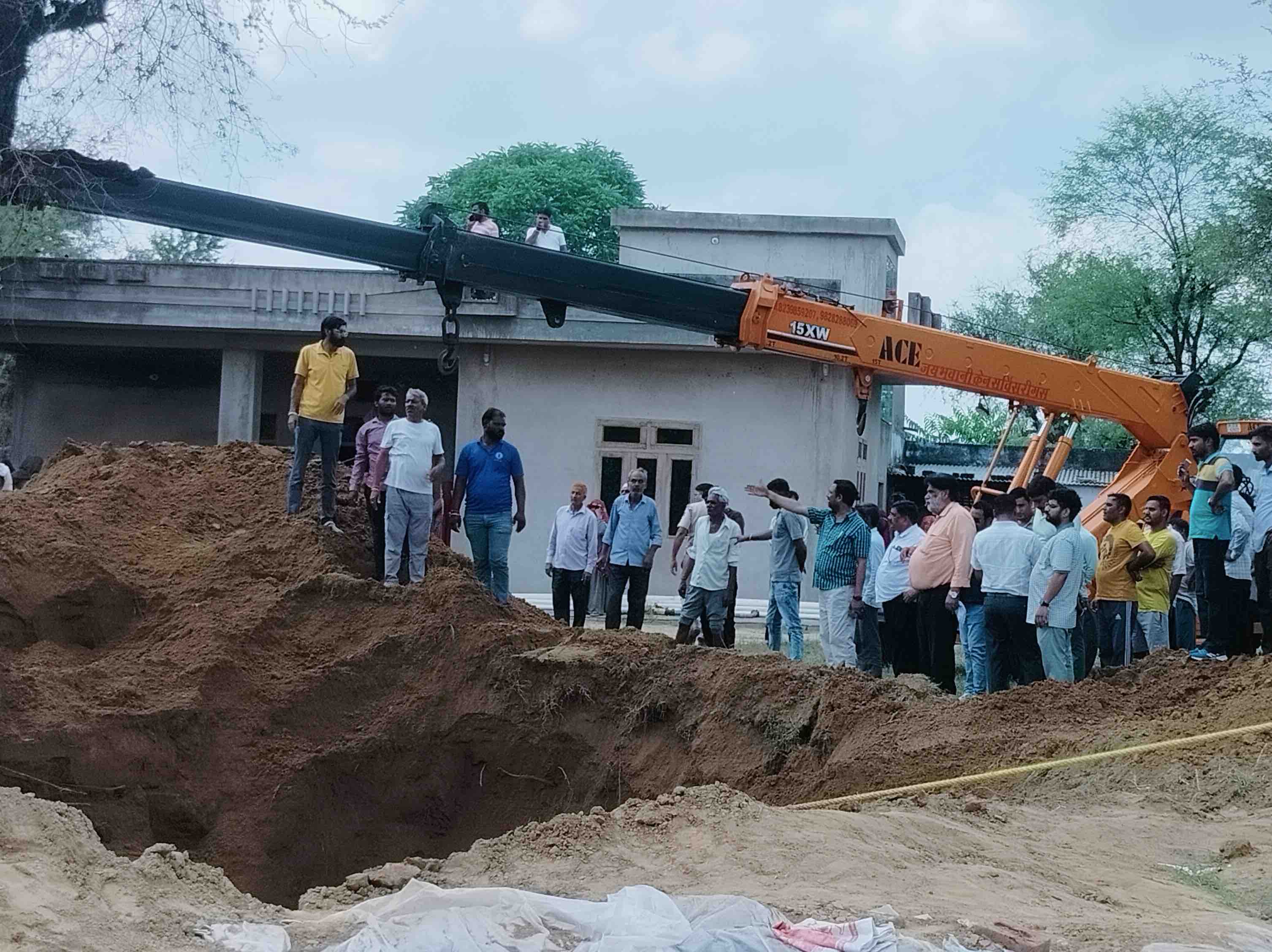 मजदूर के रेस्क्यू के लिए 5 जेसीबी मशीन और क्रेन बुलाई गई।