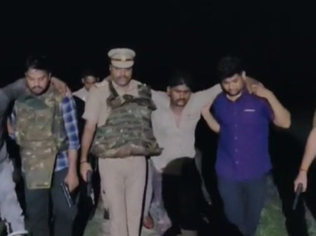 पुलिस ने आरोपी को पकड़ा।