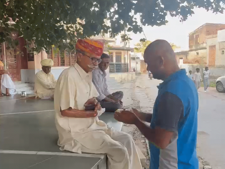 मारवाड़ा युवा संघर्ष समिति की ओर से गांव-गांव में जाकर लोगों को पीले चावल बांटे जा रहे हैं और कार्यक्रम में आने का न्योता दिया जा रहा है।