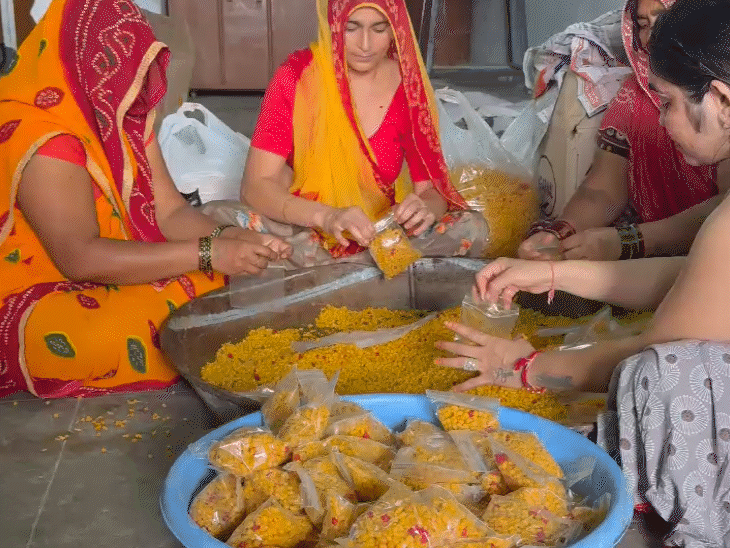 शनिवार को होने वाले कार्यक्रम के लिए बूंदी के 5 हजार पैकेट तैयार करवाए गए है। कार्यक्रम में आने वालों को इसे बांटा जाएगा।