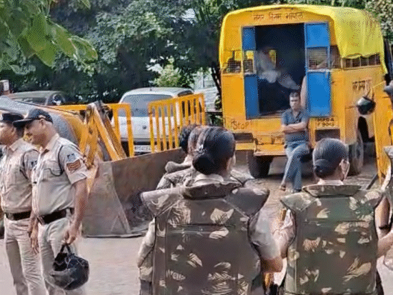 रेप-लव्ह जिहादच्या आरोपींच्या घरांवर बुलडोझर चालवले: आरोपी फरहानच्या वडिलांनी सांगितले- पोलिसांनी 10 लाख मागितले होते अर्जुन नगरमध्ये बुलडोझर कारवाईदरम्यान मोठ्या प्रमाणात पोलिस बंदोबस्त तैनात आहे.