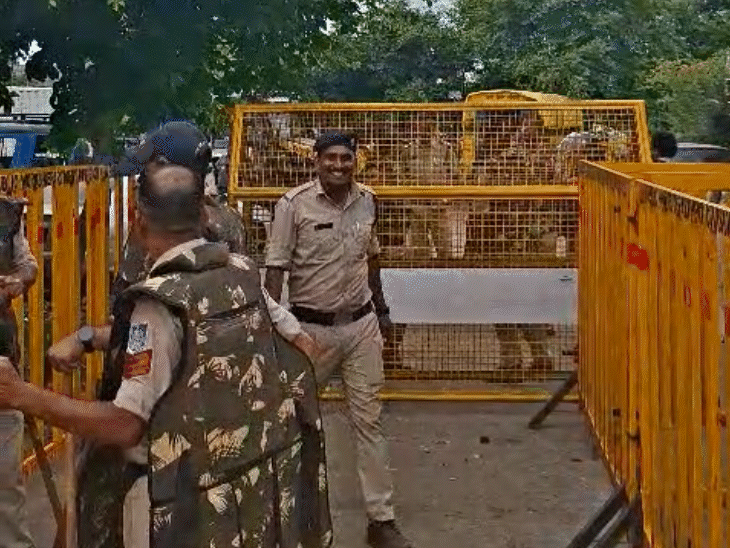 रेप-लव्ह जिहादच्या आरोपींच्या घरांवर बुलडोझर चालवले: आरोपी फरहानच्या वडिलांनी सांगितले- पोलिसांनी 10 लाख मागितले होते कोणत्याही प्रकारचा तणाव टाळण्यासाठी पोलिसांनी अर्जुन नगरमध्ये बॅरिकेड्स लावले आहेत.