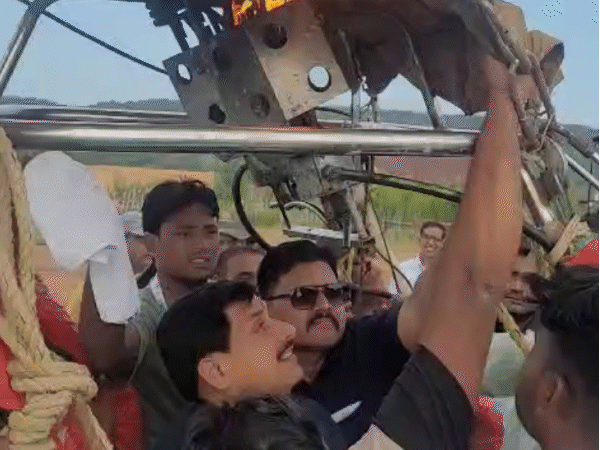 हॉट एयर बैलून में लगी आग को बुझाया गया। इस दौरान सीएम को कवर किया गया।