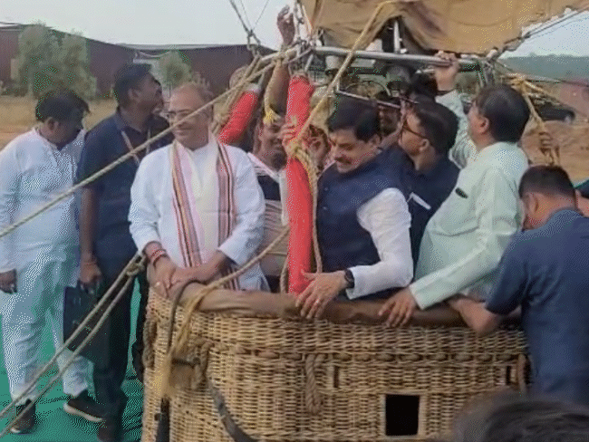 बैलून की ट्रॉली में सवार सीएम मोहन यादव खुद उसे संभाले खड़े रहे।
