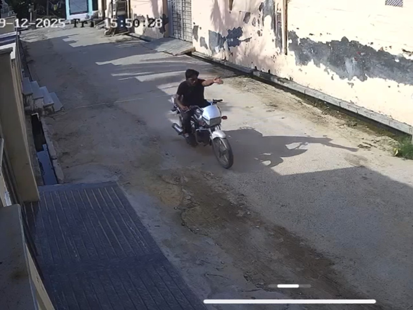 बाइक पर सवार होकर गाड़ी का पीछा करता युवक।