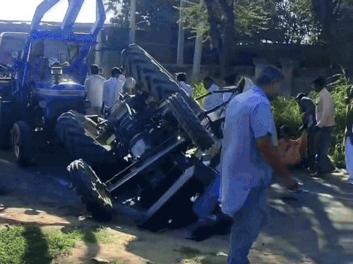 हादसे के बाद महिलाएं सड़क किनारे बैठकर विलाप करने लगीं।