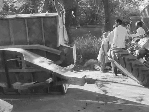 सड़क किनारे पड़ी महिला और बिखरा खून।