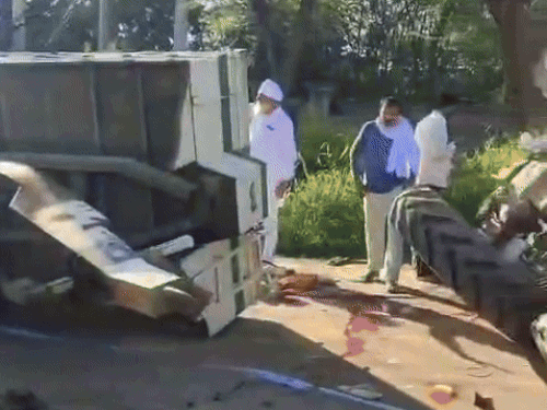 हादसे के बाद मौके पर लोग इकट्‌ठा हो गए। उन्होंने घायलों को अस्पताल पहुंचाया।