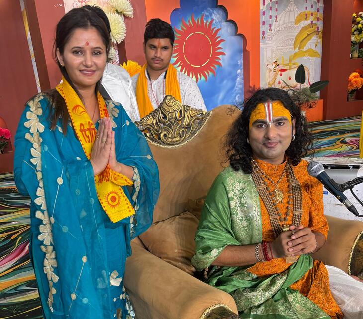 कथावाचक अनिरुद्धाचार्य के साथ हरियाणवी एक्ट्रेस अंजलि राघव।