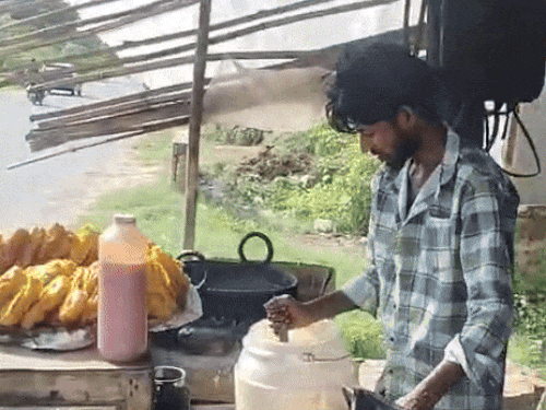 Jalebi seller Imran in Marora village. Imran informed the neighbor Asif, who reported the matter to the police. The police advised to be vigilant, calling it a fraud.