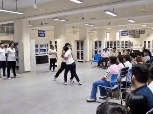 पंजाब यूनिवर्सिटी में लड़कियों को दी जा रही सेल्फ डिफेंस ट्रेनिंग।  - Dainik Bhaskar