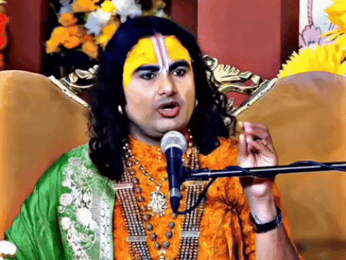 अंजलि के सवाल का जवाब देते कथावाचक अनिरुद्धाचार्य।