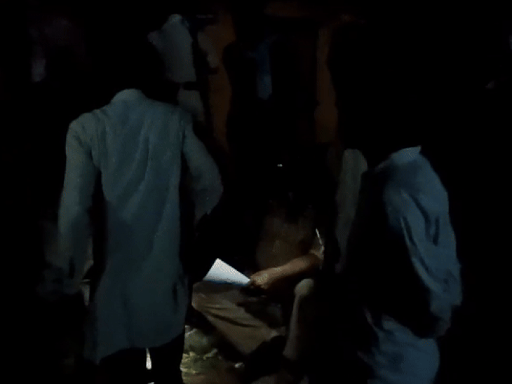 मौके पर पहुंची पुलिस ने कानूनी प्रक्रियाएं पूरी की।