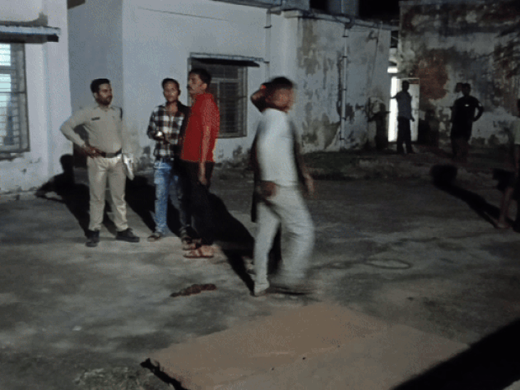 पिता-पुत्र के शवों को पोस्टमॉर्टम के लिए इंदरगढ़ स्वास्थ्य केंद्र लाया गया।