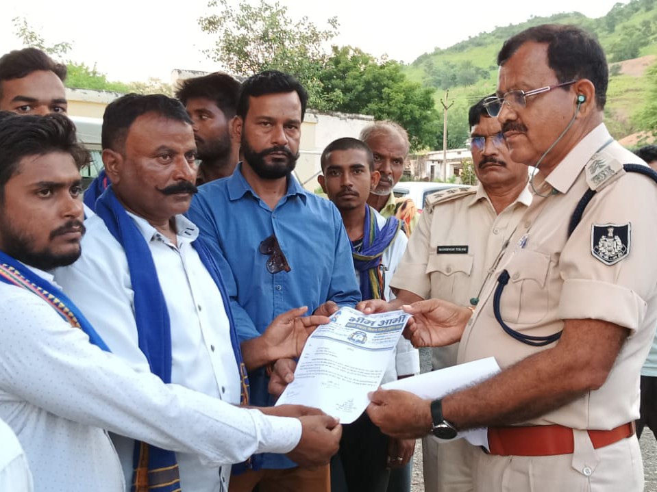 आरोपी को पकड़ने की मांग को लेकर लोगों ने आवेदन पुलिस को सौंपा था।