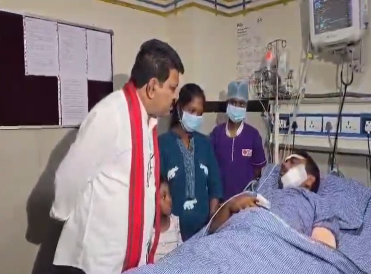 घायल जवान से उसका हाल चाल लेते हुए डिप्टी सीएम विजय शर्मा।