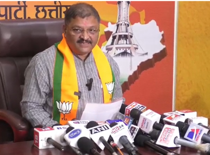 मीडिया से चर्चा करते हुए सांसद संतोष पांडेय।