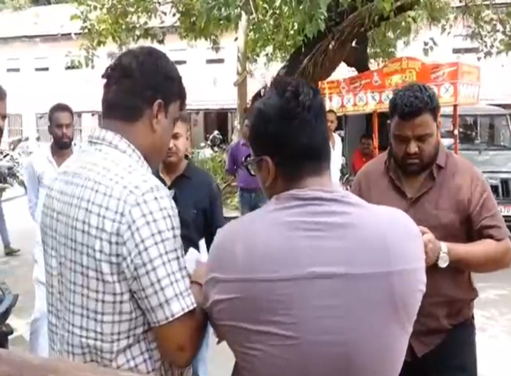 कलेक्ट्रेट परिसर में युवक से पूछताछ करते पुलिस अधिकारी।