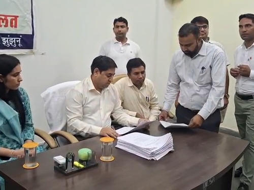 झुंझुनूं जिला मुख्यालय पर राष्ट्रीय लोक अदालत में अपने मामलों का निस्तारण करवाते पक्षकार, आपसी सहमति से समाधान पर दिखा उत्साह।