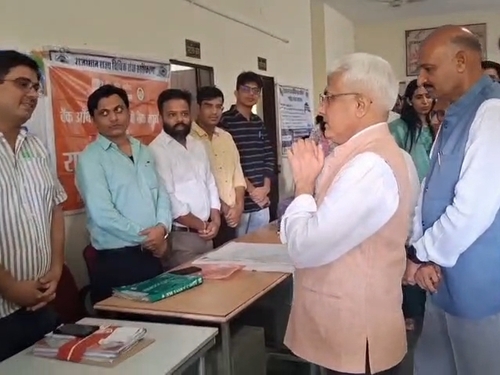 पारिवारिक न्यायालय के न्यायाधीश अजय गोदारा राष्ट्रीय लोक अदालत की कार्यवाही का निरीक्षण करते हुए, त्वरित व सुलभ न्याय की अपील।
