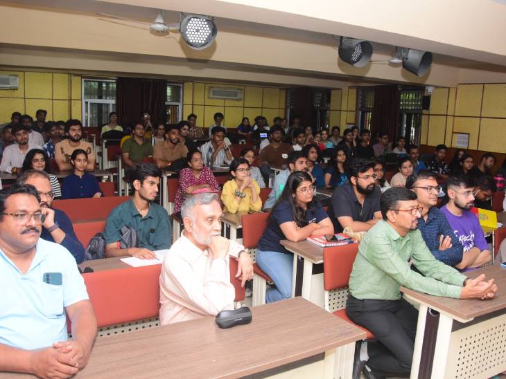 EMRC में इस दौरान कई स्टूडेंट्स व फैकल्टी मेंबर शामिल हुए।