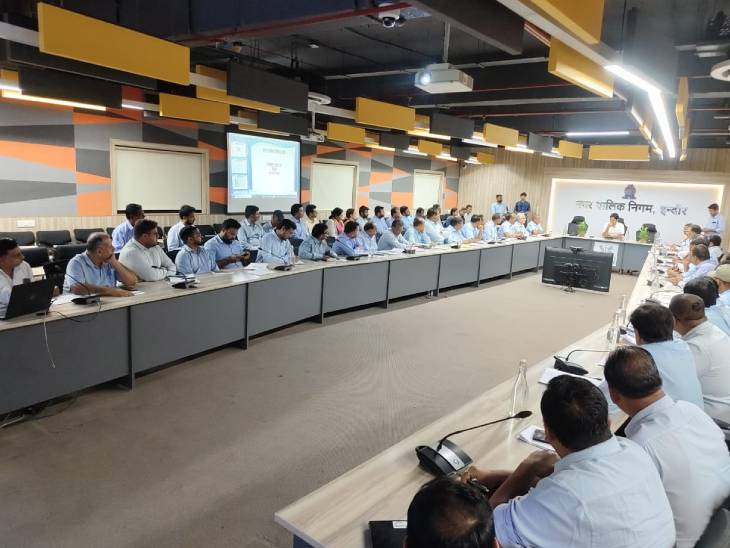 विभिन्न विभागों के अधिकारियों के साथ की निगमायुक्त ने बैठक।
