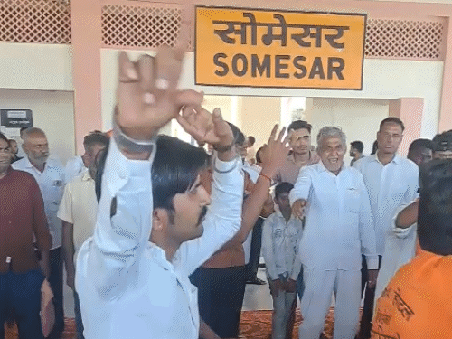 ट्रेन के आने की खुशी में सोमेसर स्टेशन पर ग्रामीणों ने जमकर डांस किया।
