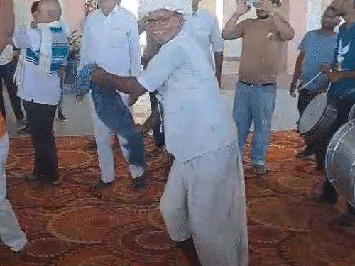गांव के लोगों को इसका काफी समय से इंतजार था। ट्रेन आने से पहले स्टेशन पर एक बुजुर्ग ने डांस कर खुशी जाहिर की।
