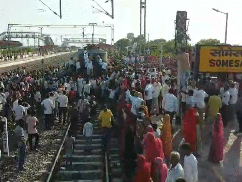 ट्रेन के स्वागत के लिए बड़ी संख्या में लोग मौजूद थे। ट्रेन के स्वागत के लिए ग्रामीण दोपहर से इंतजार कर रहे थे।