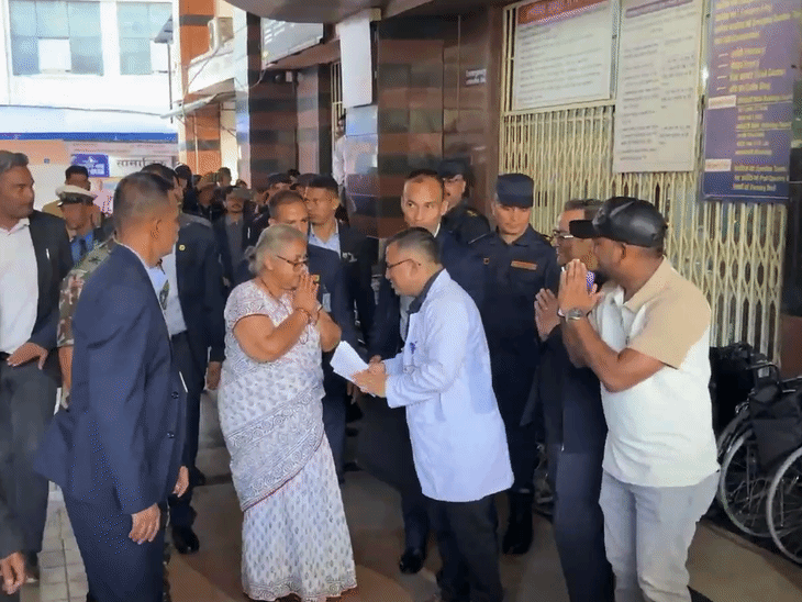 सुशीला कार्की घायल आंदोलनकारियों से मिलने हॉस्पिटल पहुंची।