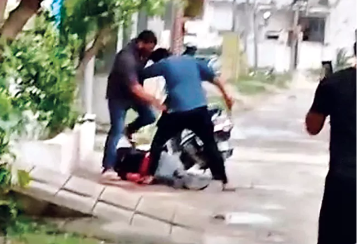 हैदराबादमध्ये भरदिवसा व्यापाऱ्याची हत्या: माजी कर्मचाऱ्यांवर चाकूहल्ला; 3 दिवसांपूर्वी नोकरांनी महिलेची हत्या केली आणि नंतर चोरी केली या छायाचित्रात आरोपी धनराज त्याच्या साथीदारासह श्रीकांतवर हल्ला करताना दिसत आहे.