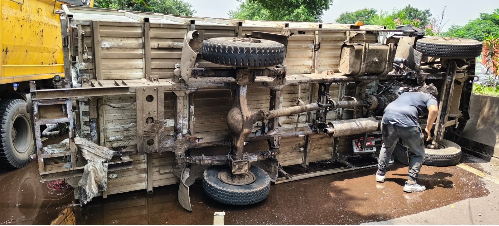 कुम्हारी में नेशनल हाईवे पर ऑयल से भरा टैंकर पलटा।