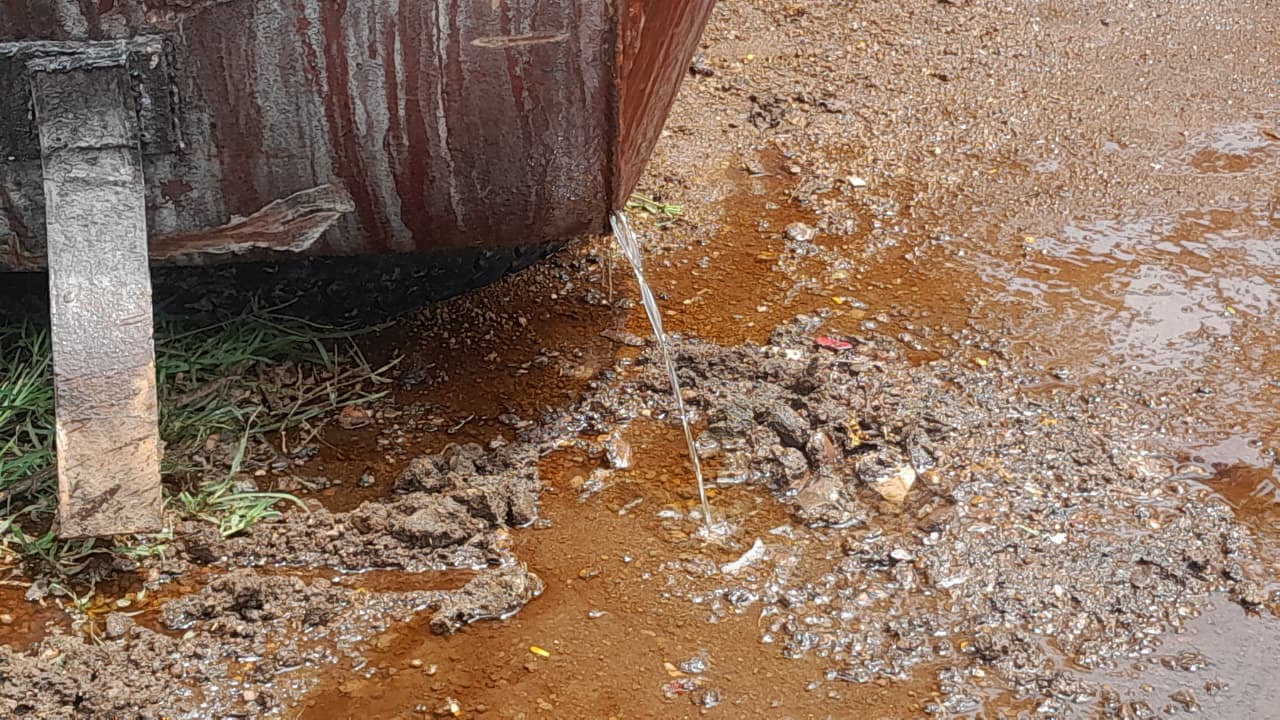 टैंकर पलटने के बाद सड़क पर इस तरह बहता रहा ऑयल।