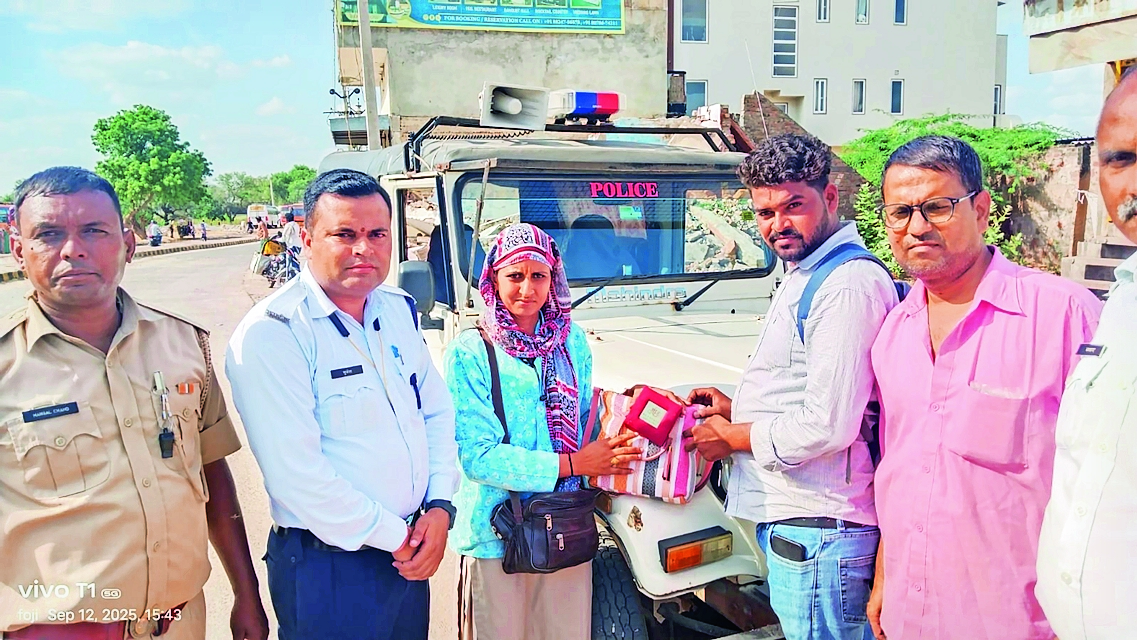 The conductor showed honesty in returning the purse found in the bus