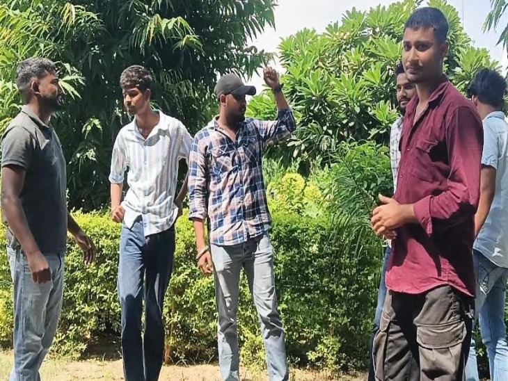 ये युवक समर पत्नी व बेटी का पीछा करते आए और नारेबाजी करने लगे।