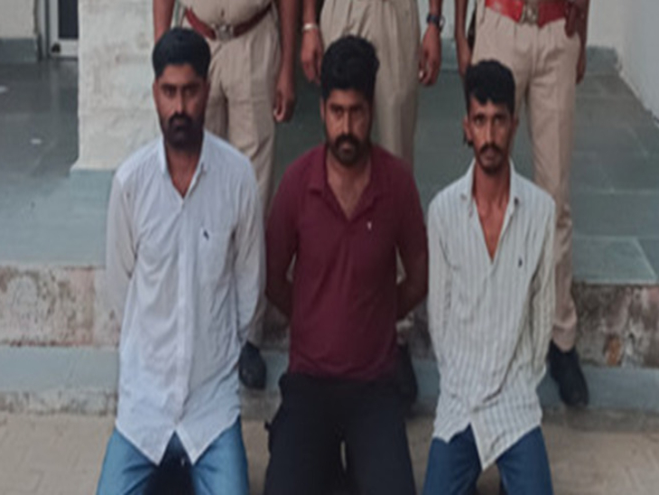 खुहड़ी थाना पुलिस की गिरफ्त में तीनों चोरी के आरोपी।